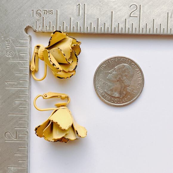 VTG Mid Century Clip On Earrings Yellow Enamel Flower 1950s Mod Retro Colorful - Picture 8 of 10
